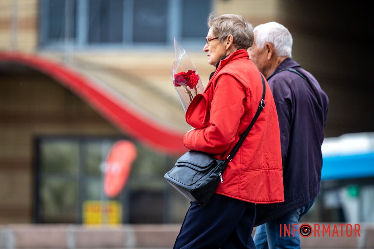 Женщина с красными цветами.