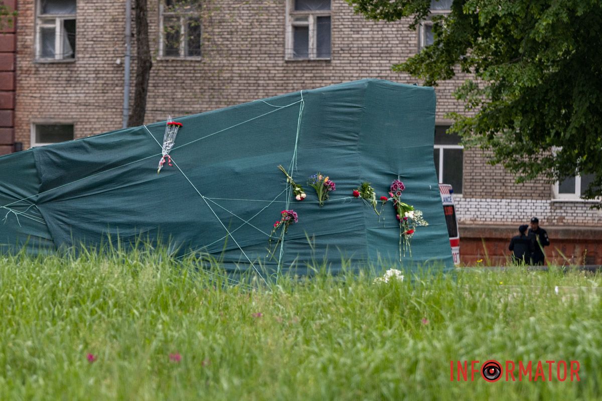 Цветы также мы увидели возле памятника Танку, демонтированного в рамках декоммунизации.