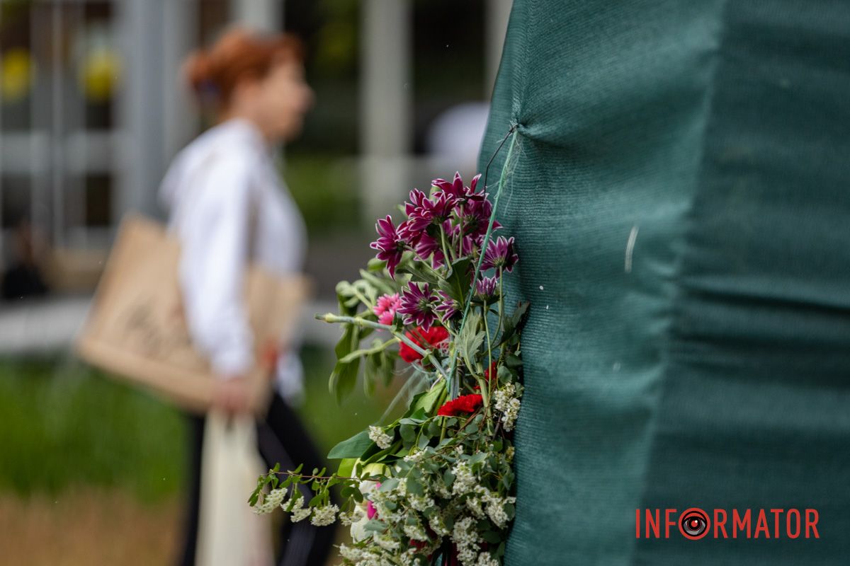 Тюльпаны на гранитных плитах