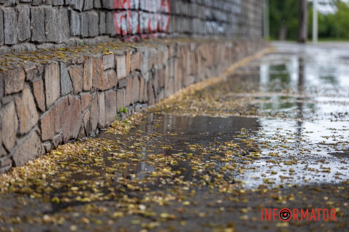 Вода оминає зливову каналізацію: у Дніпрі вулицю 3-ї Штурмової Бригади заливає стічними водами 2