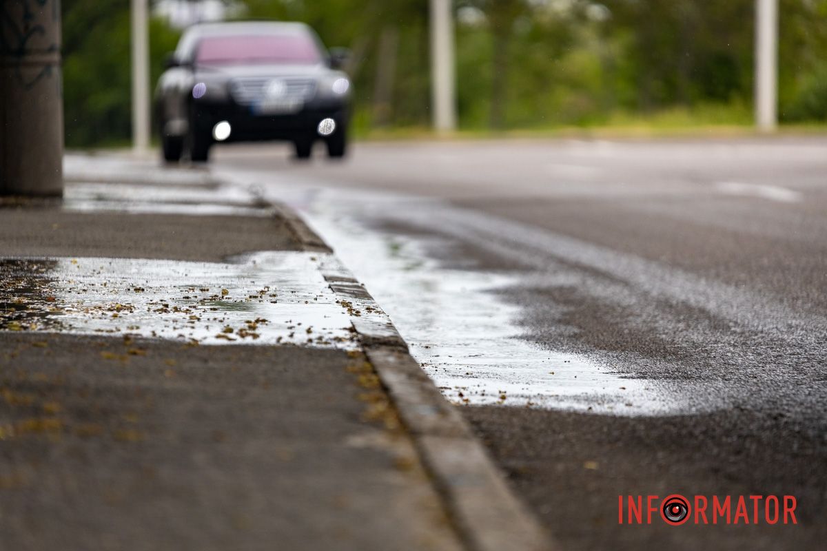 Вода оминає зливову каналізацію: у Дніпрі вулицю 3-ї Штурмової Бригади заливає стічними водами 6