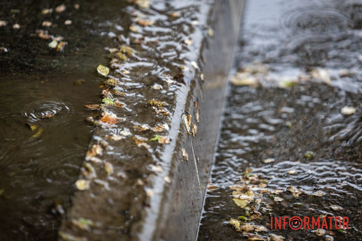 Вода оминає зливову каналізацію: у Дніпрі вулицю 3-ї Штурмової Бригади заливає стічними водами 5