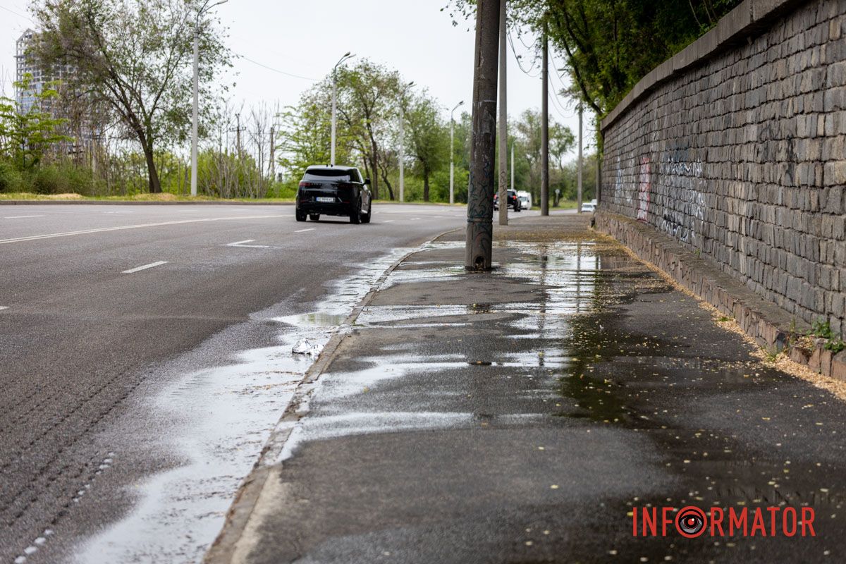 Вода оминає зливову каналізацію: у Дніпрі вулицю 3-ї Штурмової Бригади заливає стічними водами 7
