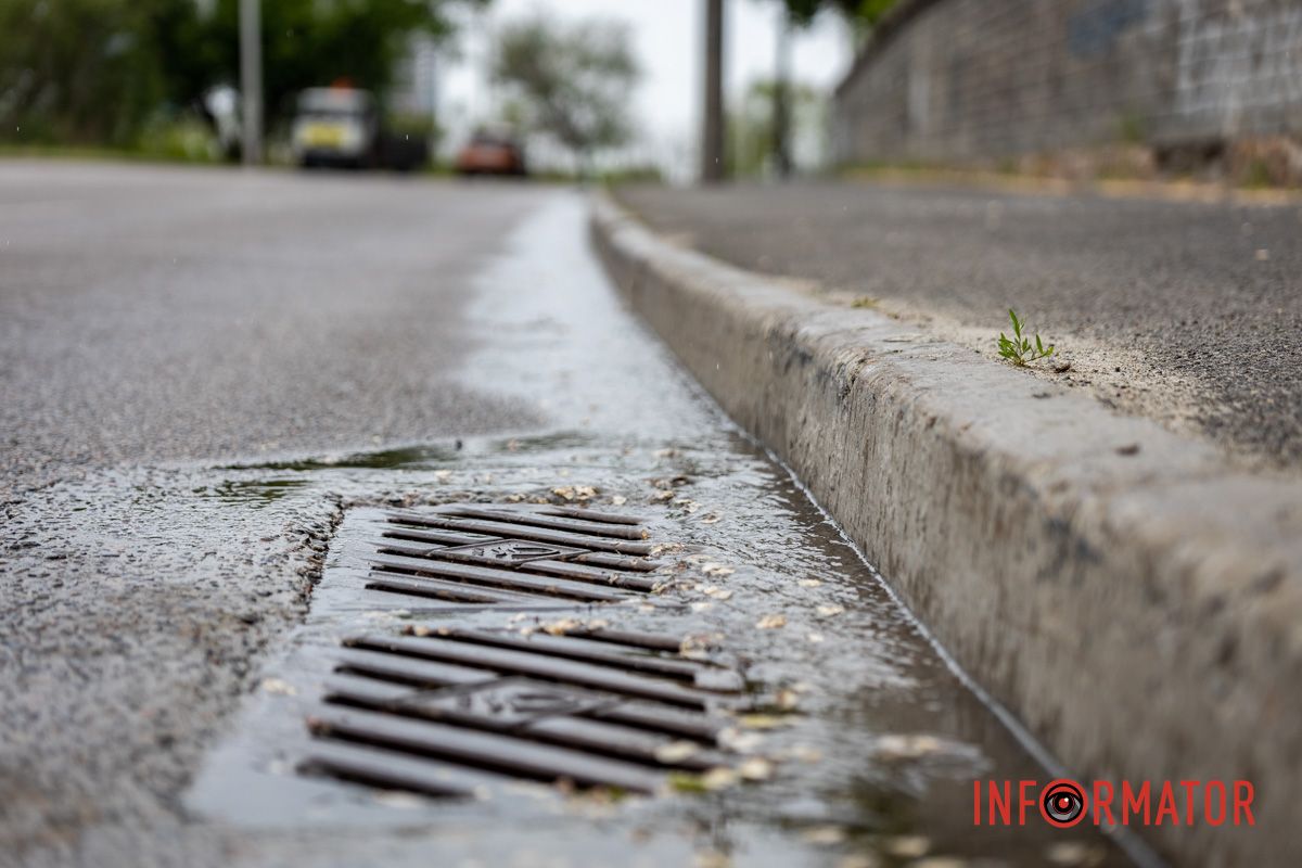 Вода оминає зливову каналізацію: у Дніпрі вулицю 3-ї Штурмової Бригади заливає стічними водами 8