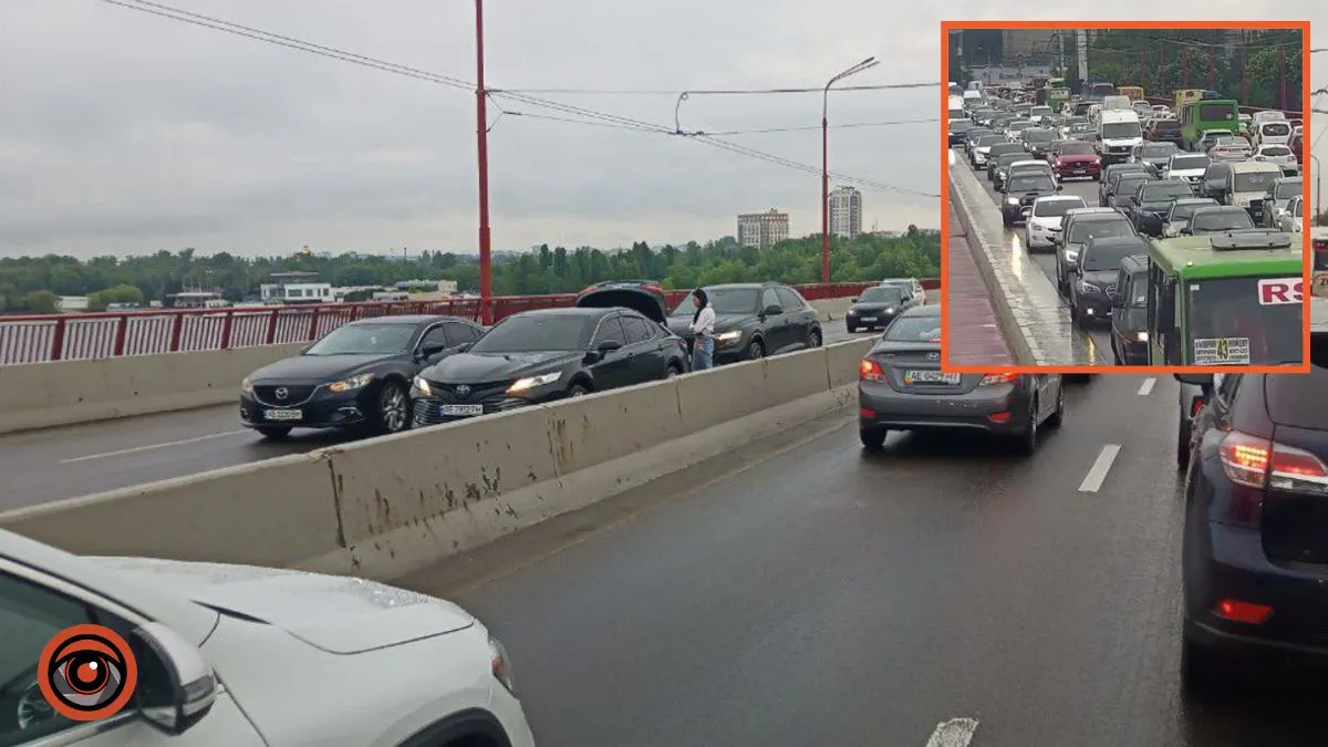 Усложненное движение: в Днепре Центральный мост застыл в пробке