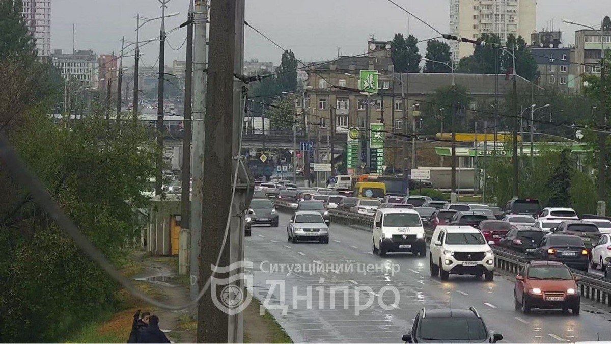 Водії стоять в черзі як у напрямку правого, так й лівого берегів Ускладнений рух: у Дніпрі Центральний міст застиг в заторі 2