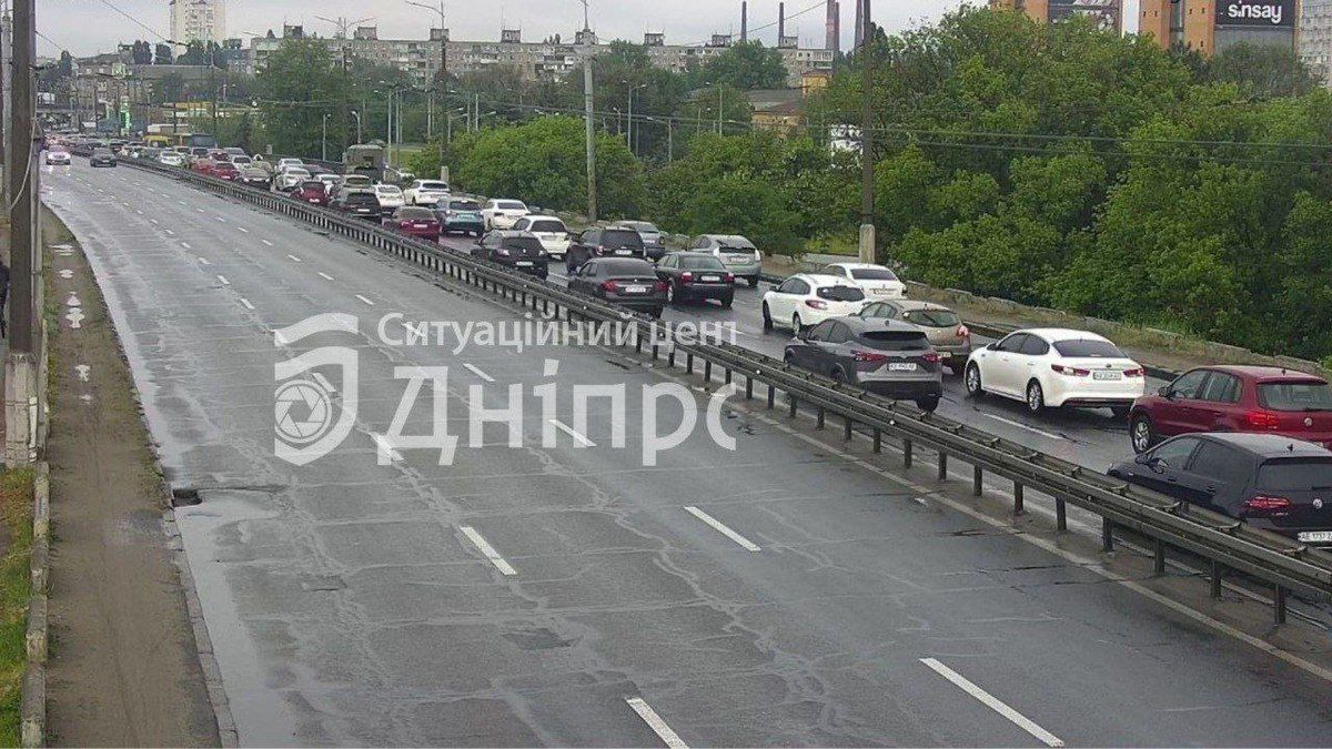 У п’ятницю, 9 травня, у Дніпрі на Центральному мосту утворився затор Ускладнений рух: у Дніпрі Центральний міст застиг в заторі 1