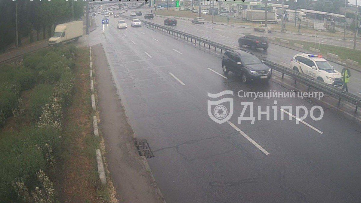Причина — невідома Ускладнений рух: у Дніпрі Центральний міст застиг в заторі 3