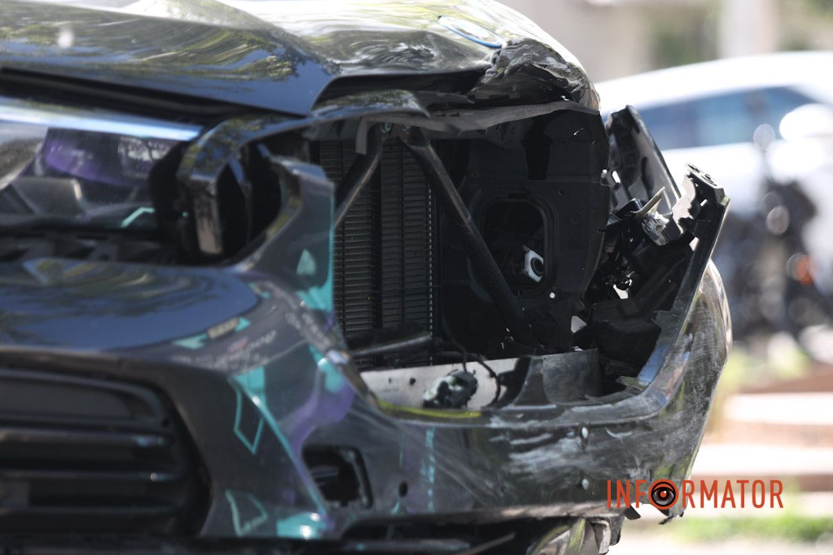 Столкнулись два автомобиля - BMW и Tesla