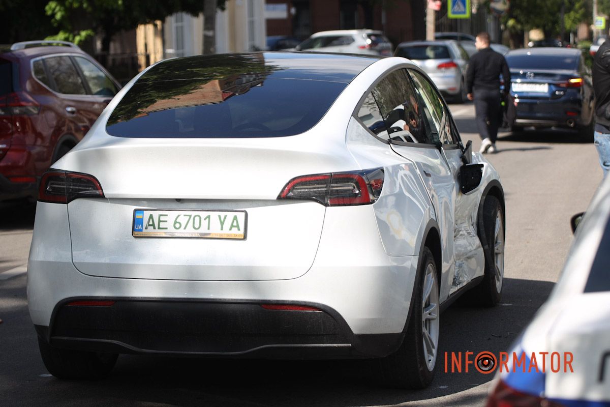 BMW ехала по Игорю Сикорскому в направлении Михаила Грушевского