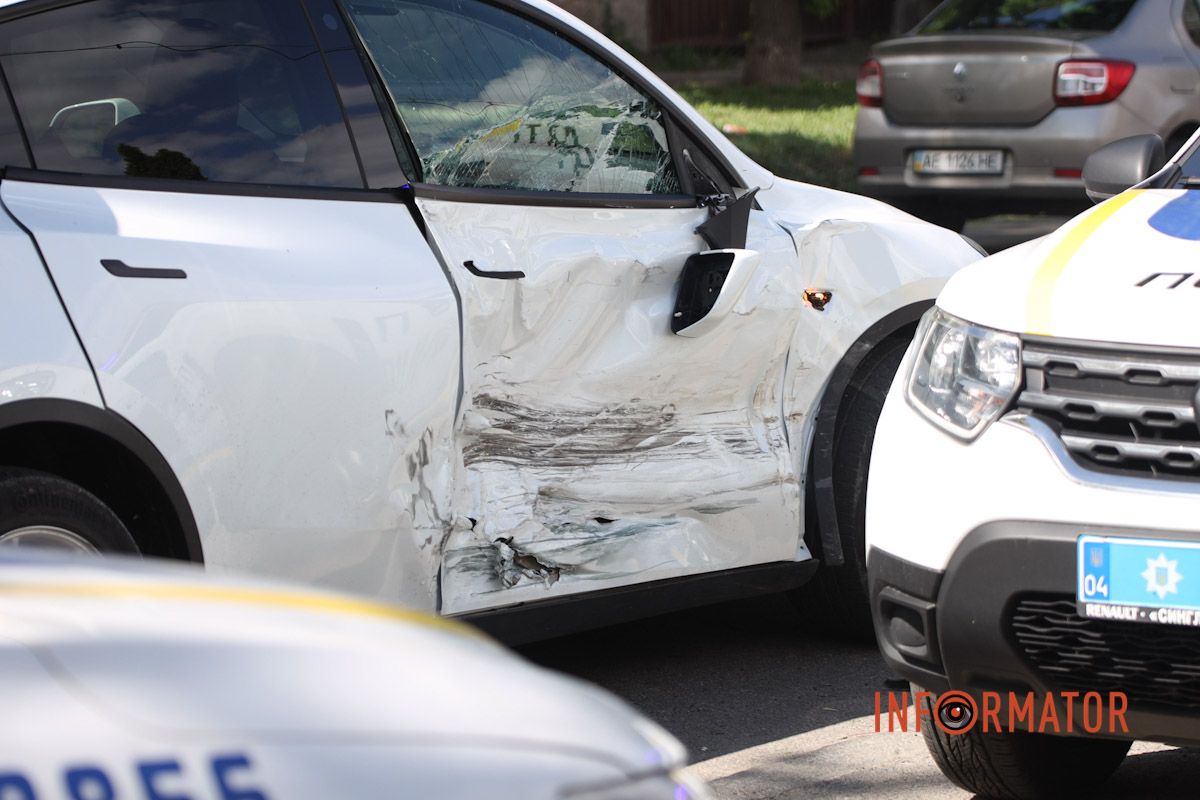 Удар пришелся на переднюю пассажирскую дверь Tesla