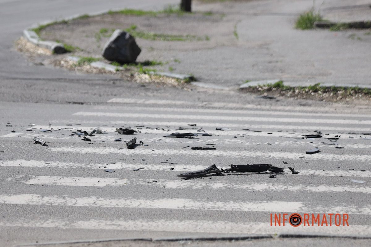 По дороге разбрасывало обломки от частей автомобилей