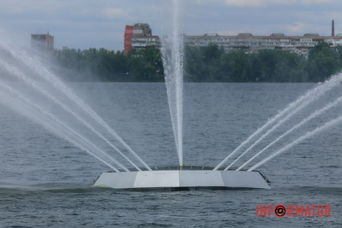 У Дніпрі на Січеславській Набережній запрацював фонтан “Білий лебідь” 5