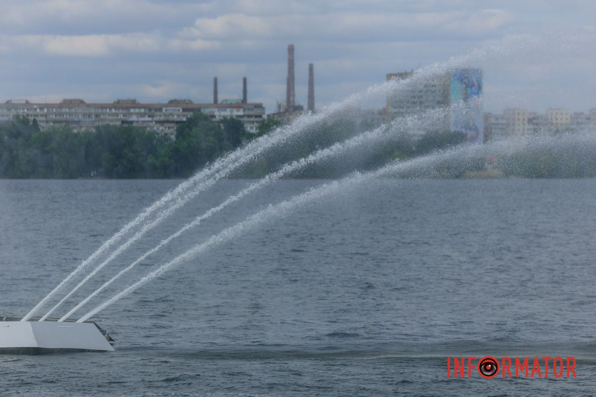 У Дніпрі на Січеславській Набережній запрацював фонтан “Білий лебідь” 4