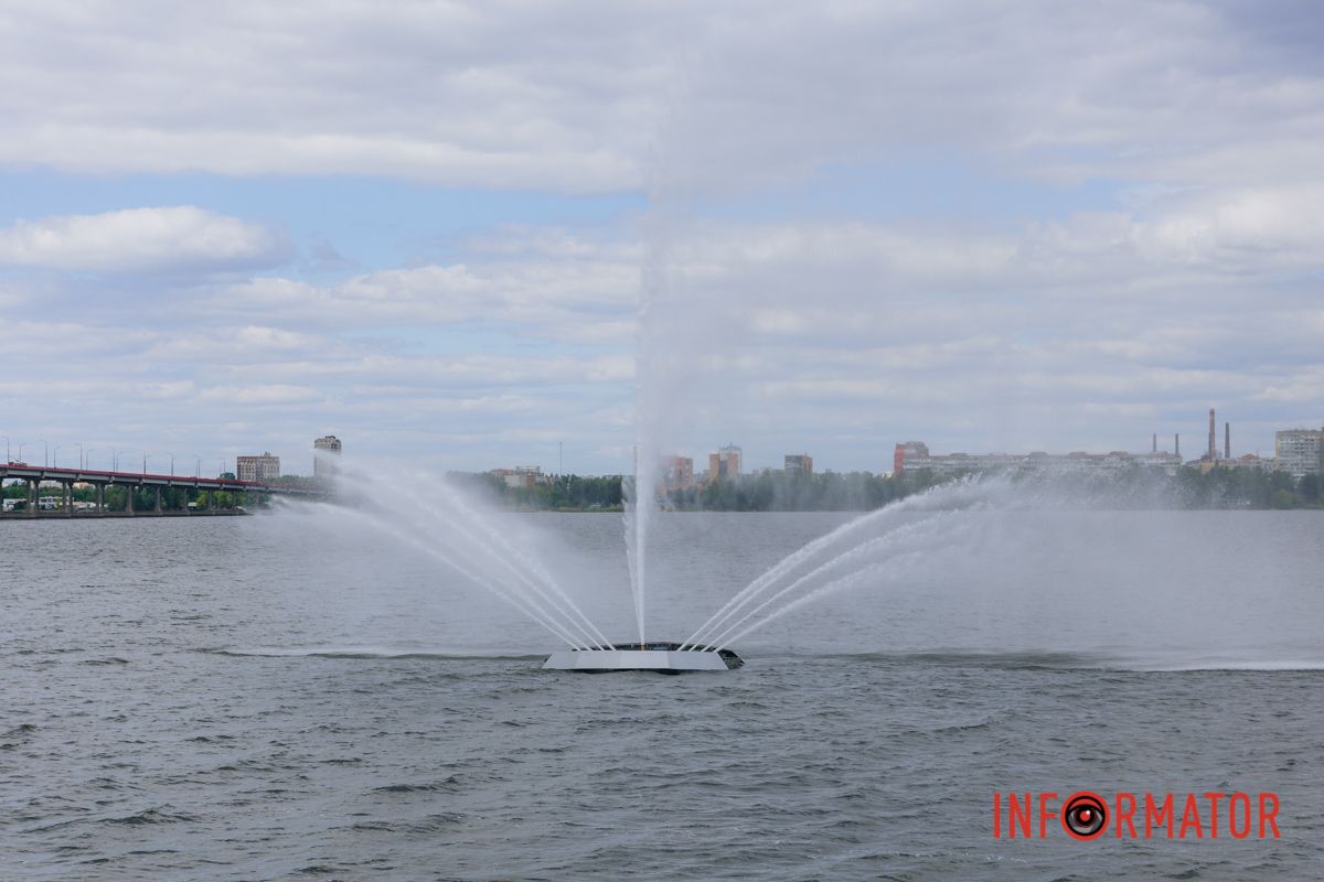 У Дніпрі на Січеславській Набережній запрацював фонтан “Білий лебідь” 1