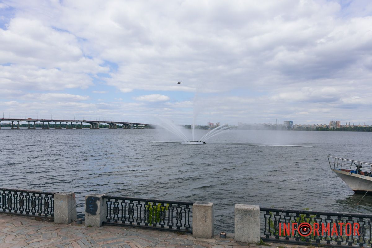 У Дніпрі на Січеславській Набережній запрацював фонтан “Білий лебідь” 3