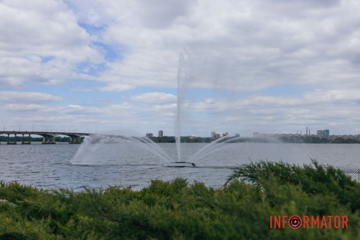 У Дніпрі на Січеславській Набережній запрацював фонтан “Білий лебідь” 10