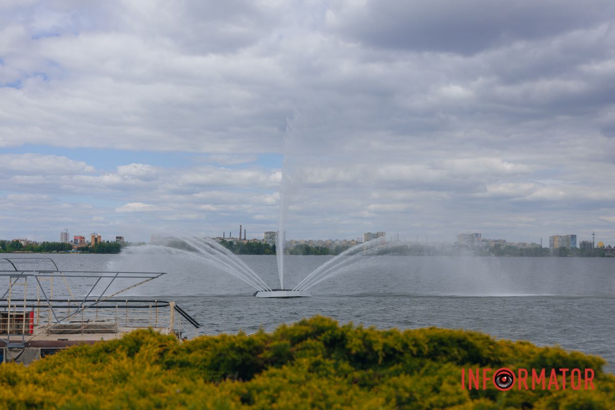 У Дніпрі на Січеславській Набережній запрацював фонтан “Білий лебідь” 8