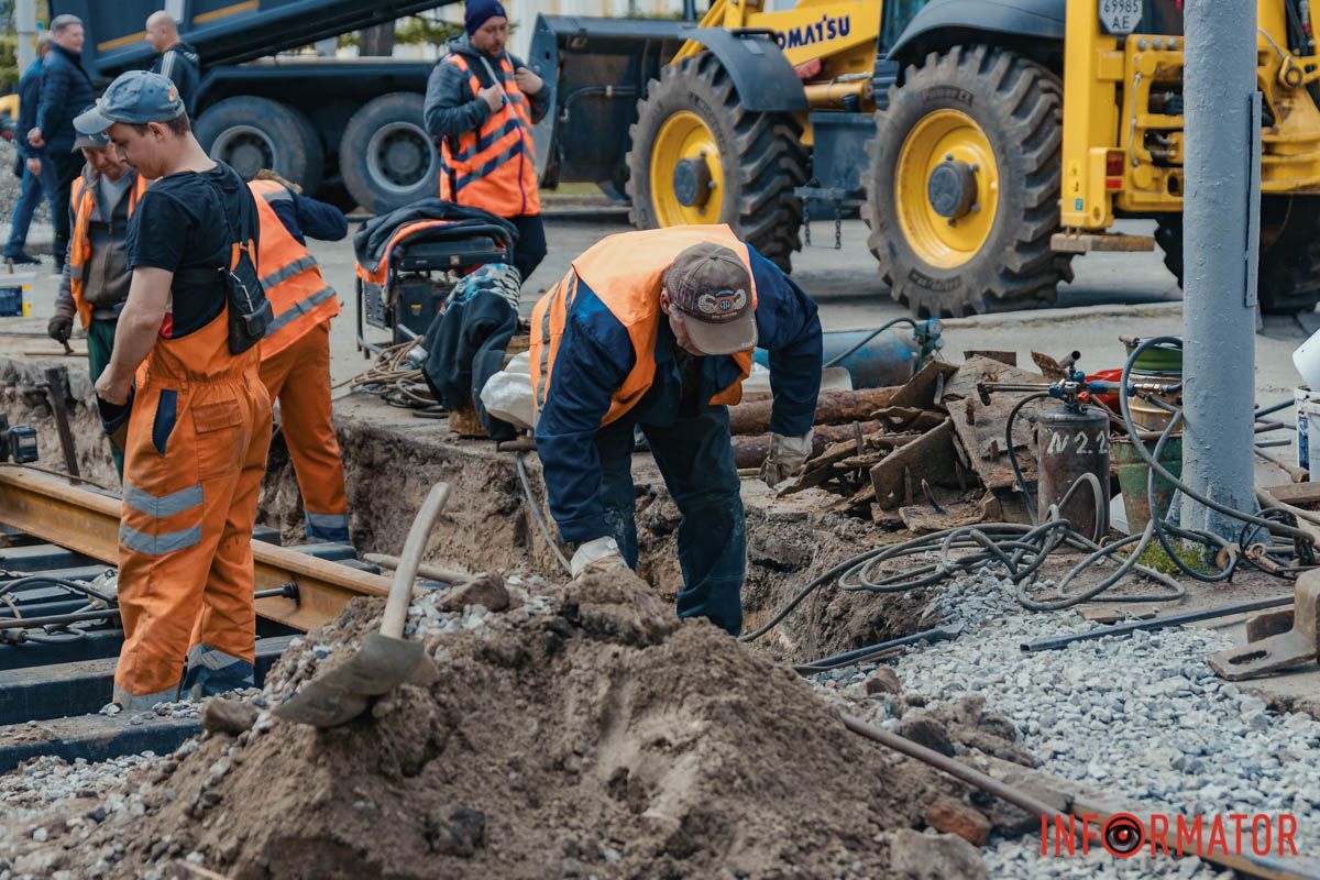 В Днепре на Дмитрия Яворницкого ремонтируют трамвайный путь: как курсируют трамваи 8