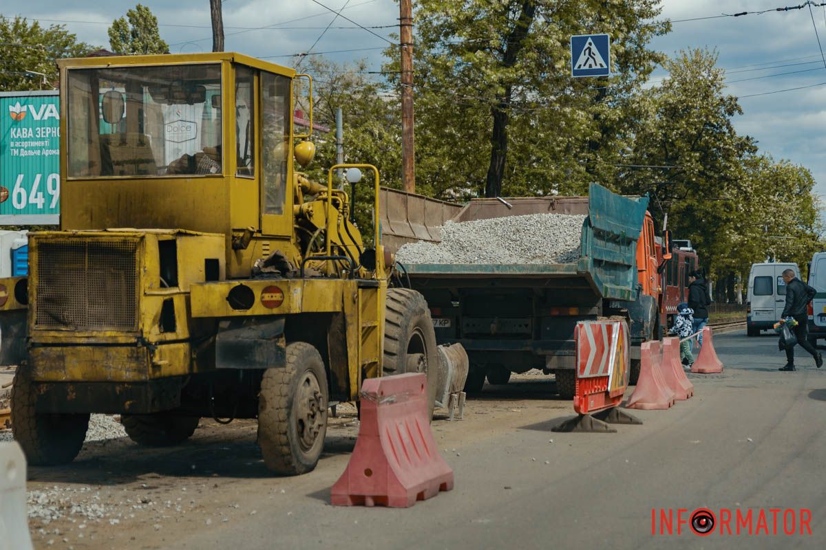 В Днепре на Дмитрия Яворницкого ремонтируют трамвайный путь: как курсируют трамваи 12