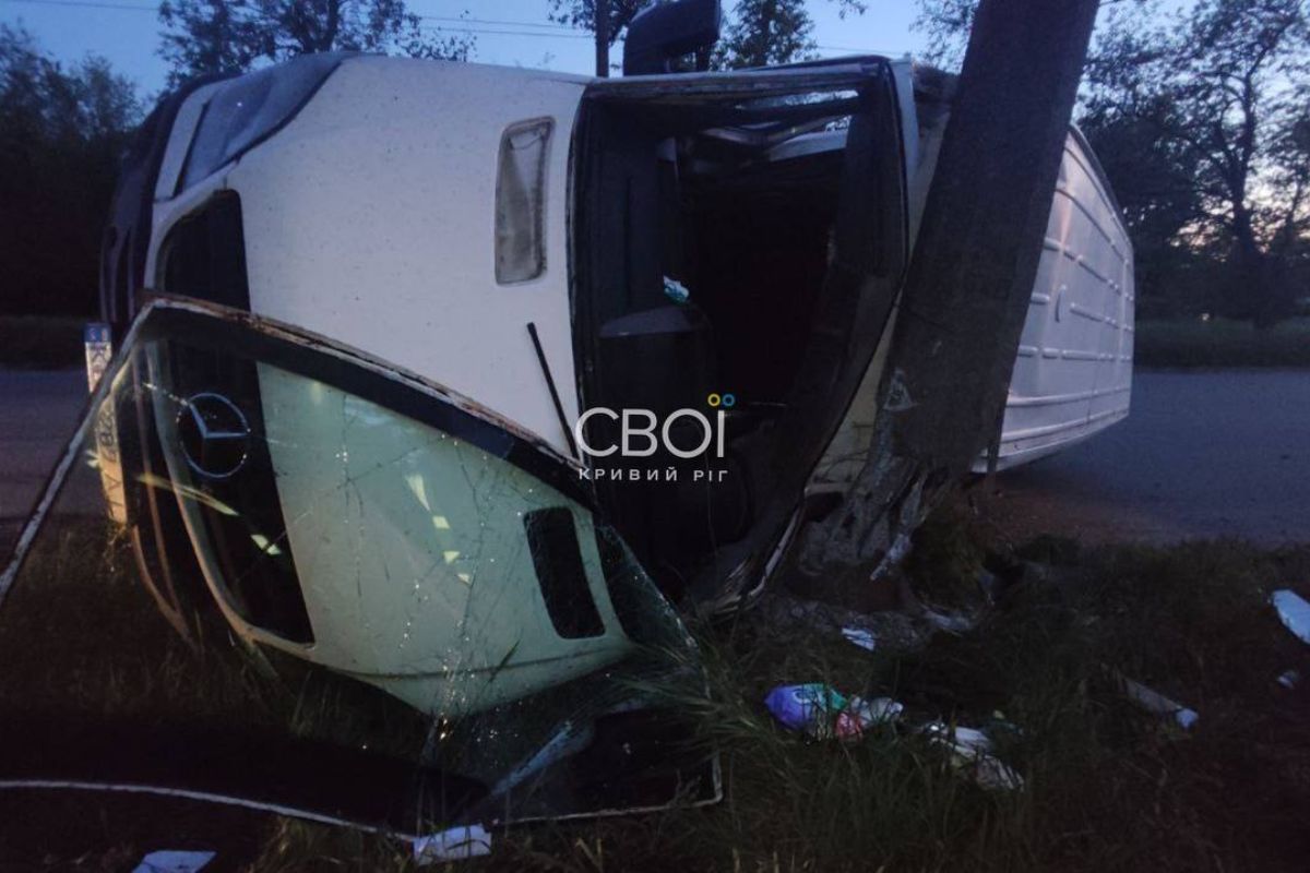 Там перекинувся на бік та врізався в стовп Mercedes Sprinter