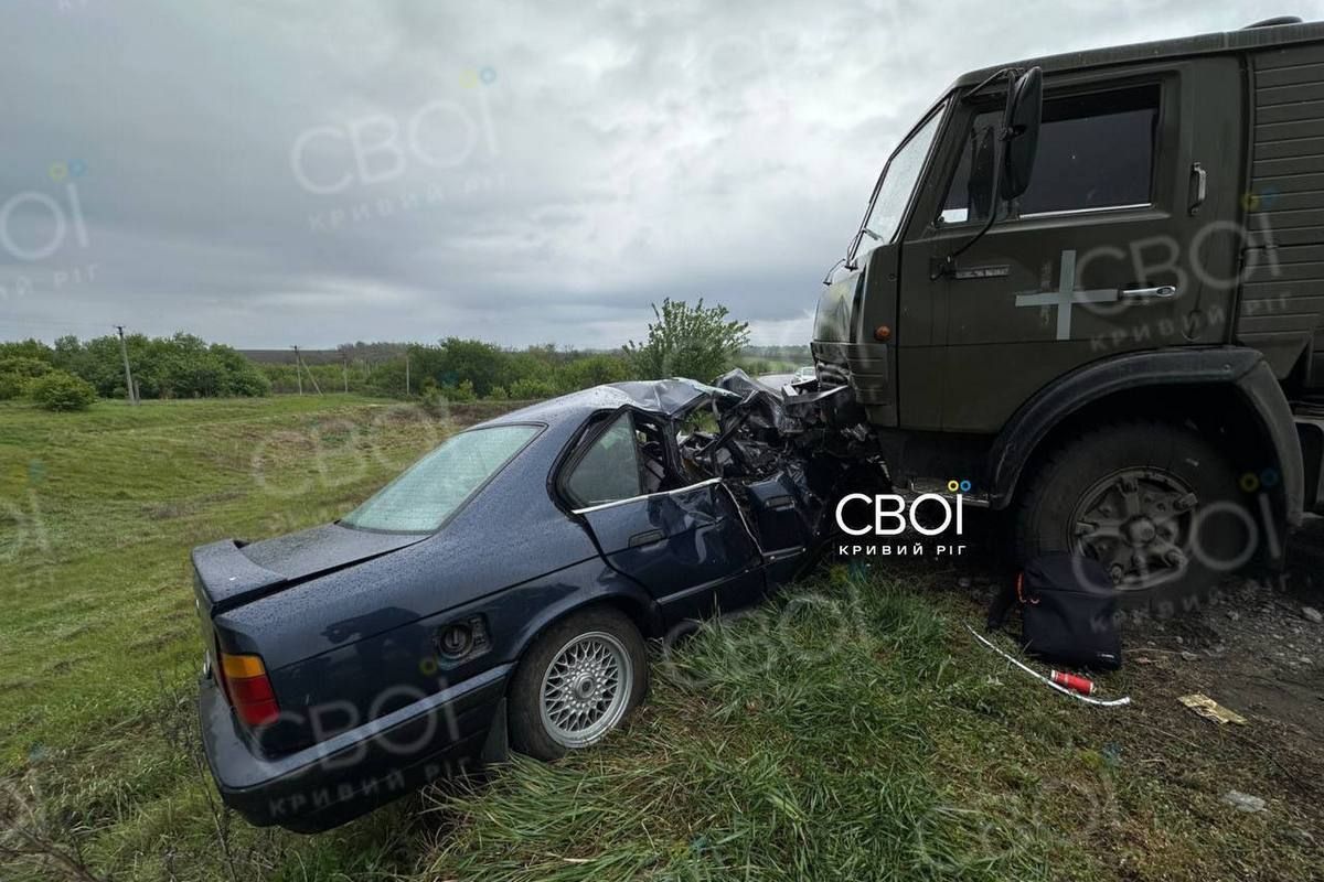 На трасі «Дніпро – Кривий Ріг» BMW влетів у бензовоз, є загиблі: згодом вантажівка збила рятувальника на місці ДТП 2