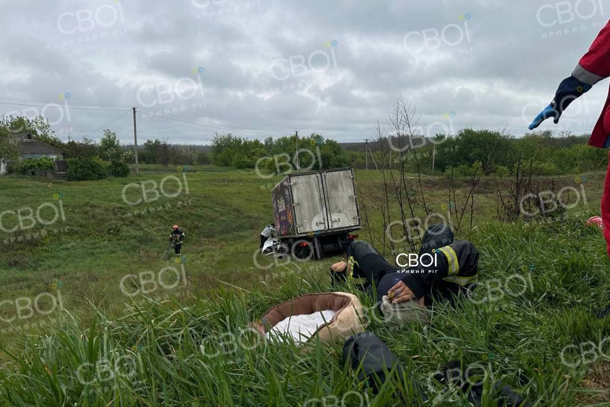 На трасі «Дніпро – Кривий Ріг» BMW влетів у бензовоз, є загиблі: згодом вантажівка збила рятувальника на місці ДТП 3