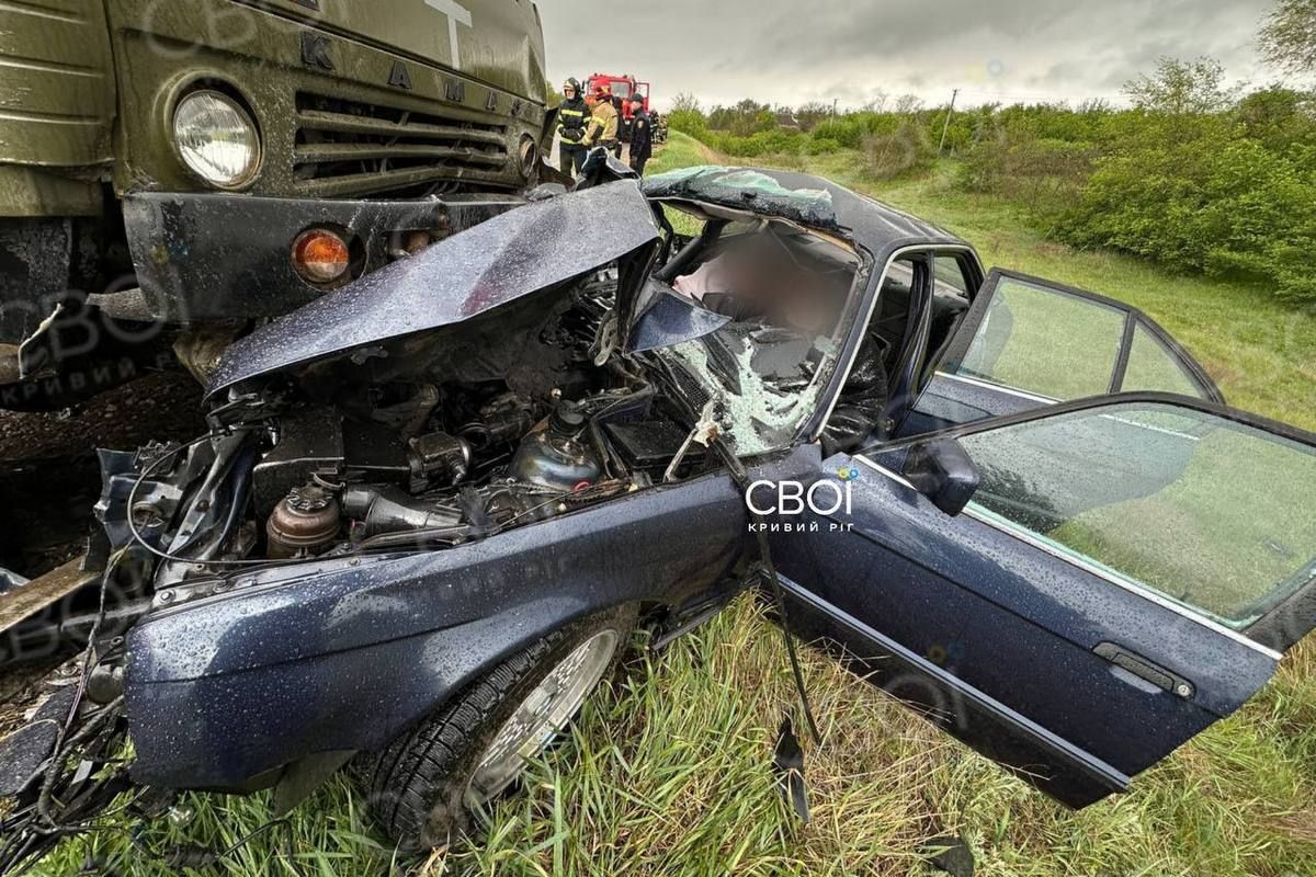 На трасі «Дніпро – Кривий Ріг» BMW влетів у бензовоз, є загиблі: згодом вантажівка збила рятувальника на місці ДТП 1