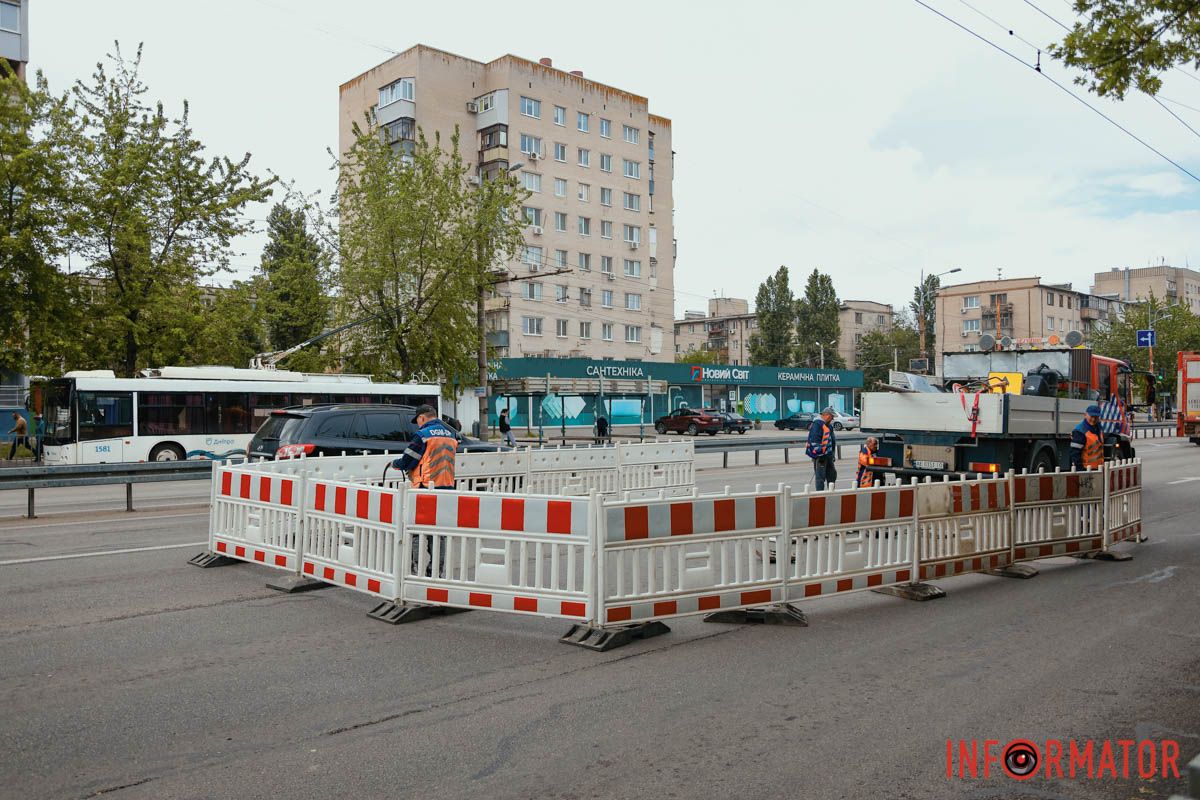 Зазначається, що на ділянці встановлять нову трубу діаметром 400 міліметрів Зазначається, що на ділянці встановлять нову трубу діаметром 400 міліметрів