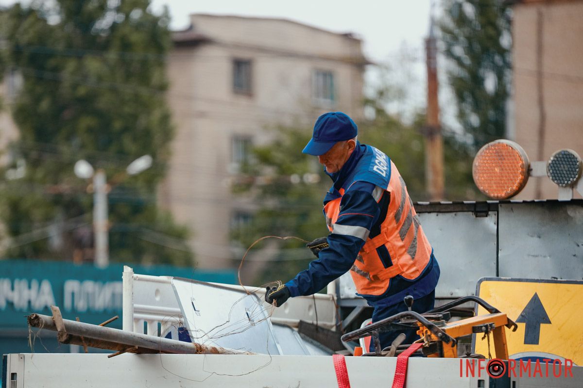 Усе через те, що там ремонтують аварійну ділянку зливового колектора Усе через те, що там ремонтують аварійну ділянку зливового колектора