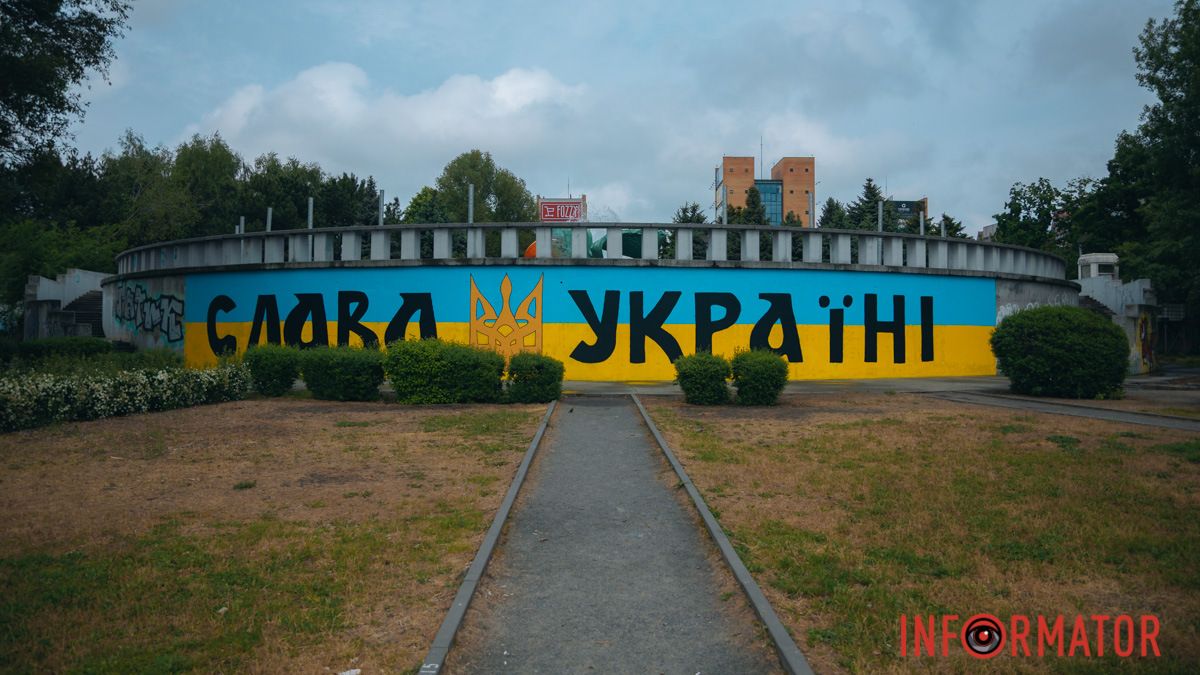 В Днепре на Солнечной Набережной обновили мурал «Слава Украине»