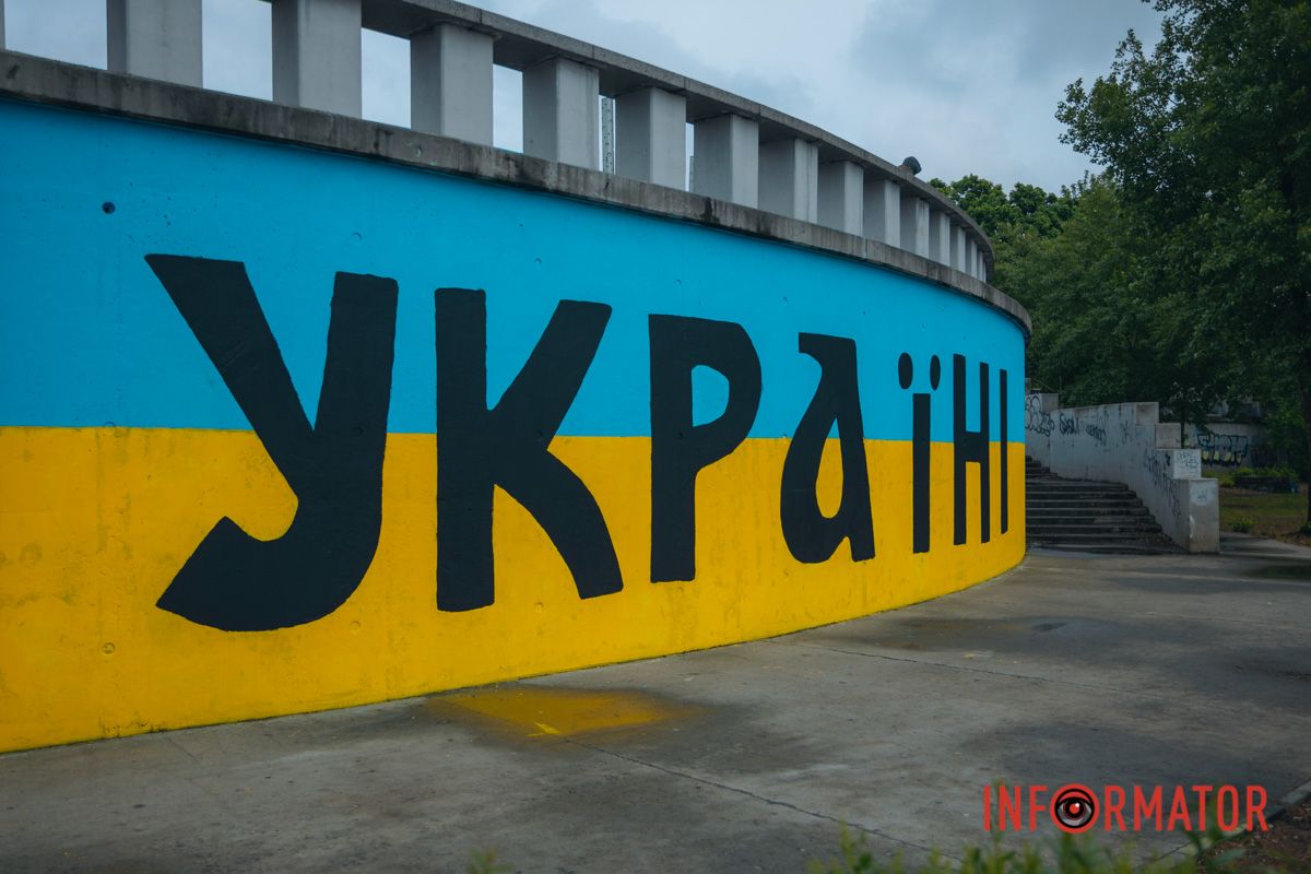 В Днепре на Солнечной Набережной заметили обновленный мурал "Слава Украине"