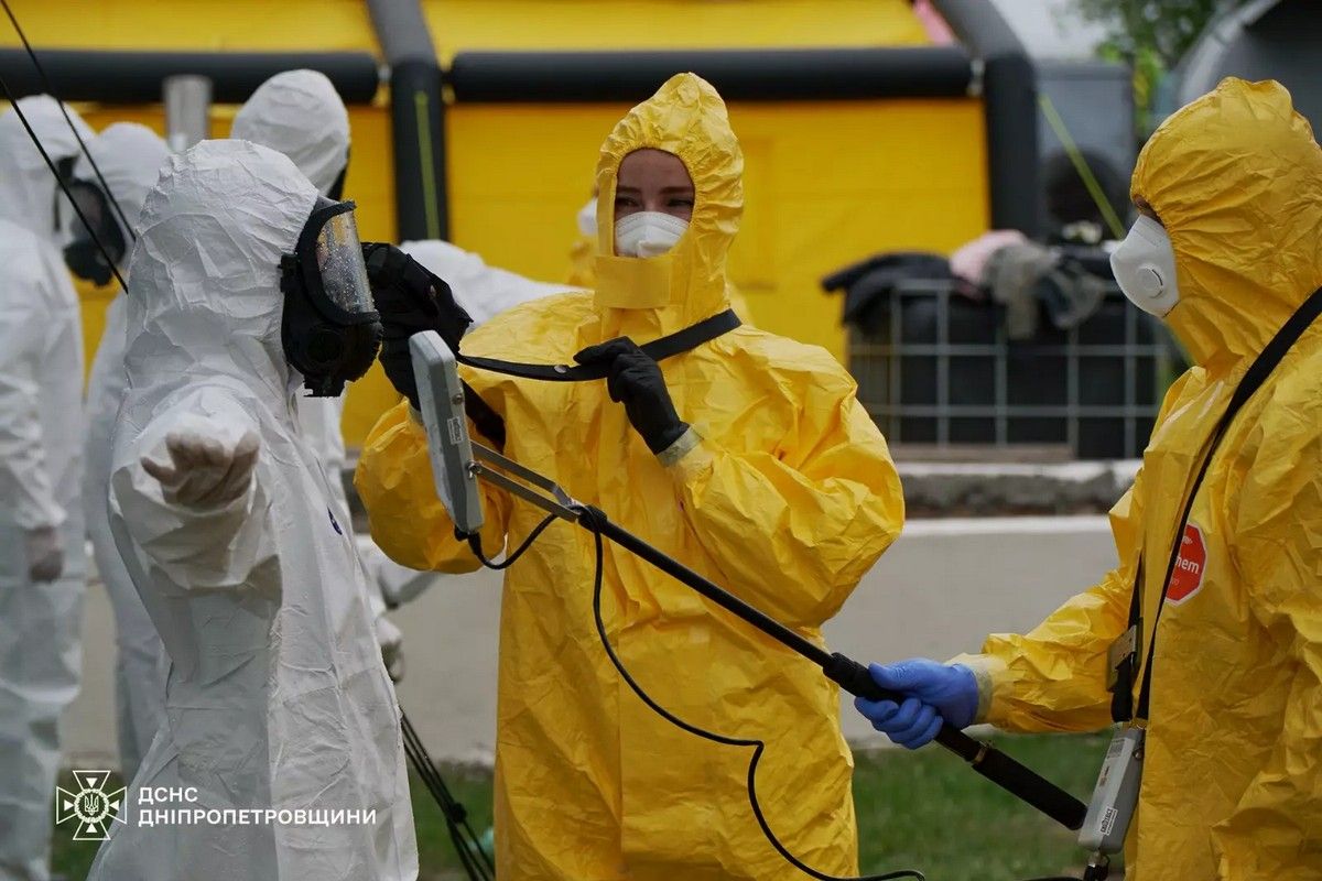 У Дніпрі пройшли навчання, де відпрацьовували дії під час виливу або викиду небезпечних хімічних речовин та радіоактивних речовин в умовах військової агресії