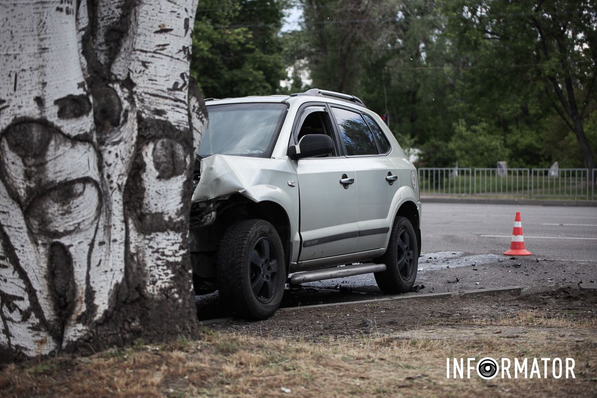 У Дніпрі на Набережній Заводській зіткнулись Hyundai та Toyota Land Cruiser 16