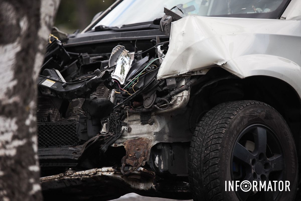 У Дніпрі на Набережній Заводській зіткнулись Hyundai та Toyota Land Cruiser 18