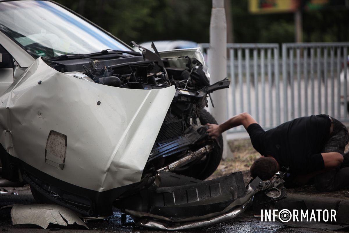 У Дніпрі на Набережній Заводській зіткнулись Hyundai та Toyota Land Cruiser 17