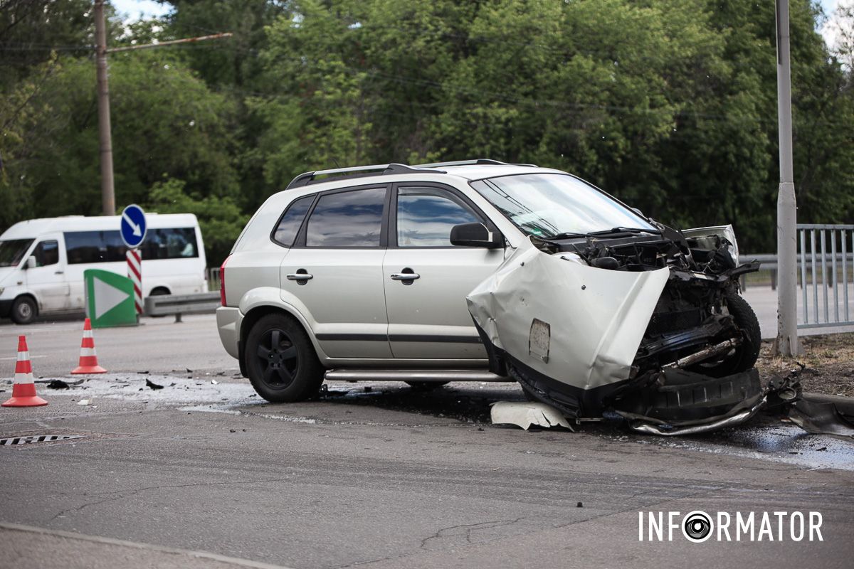 У Дніпрі на Набережній Заводській зіткнулись Hyundai та Toyota Land Cruiser 14