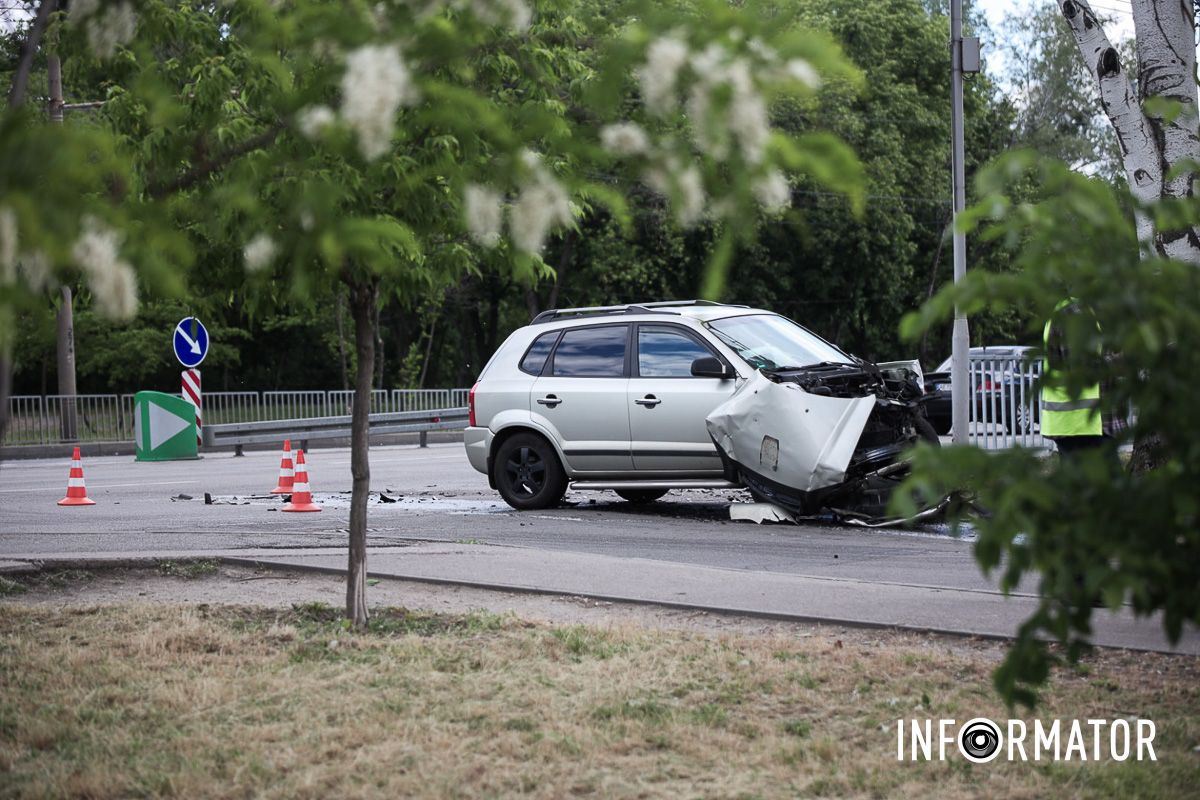 У Дніпрі на Набережній Заводській зіткнулись Hyundai та Toyota Land Cruiser 4
