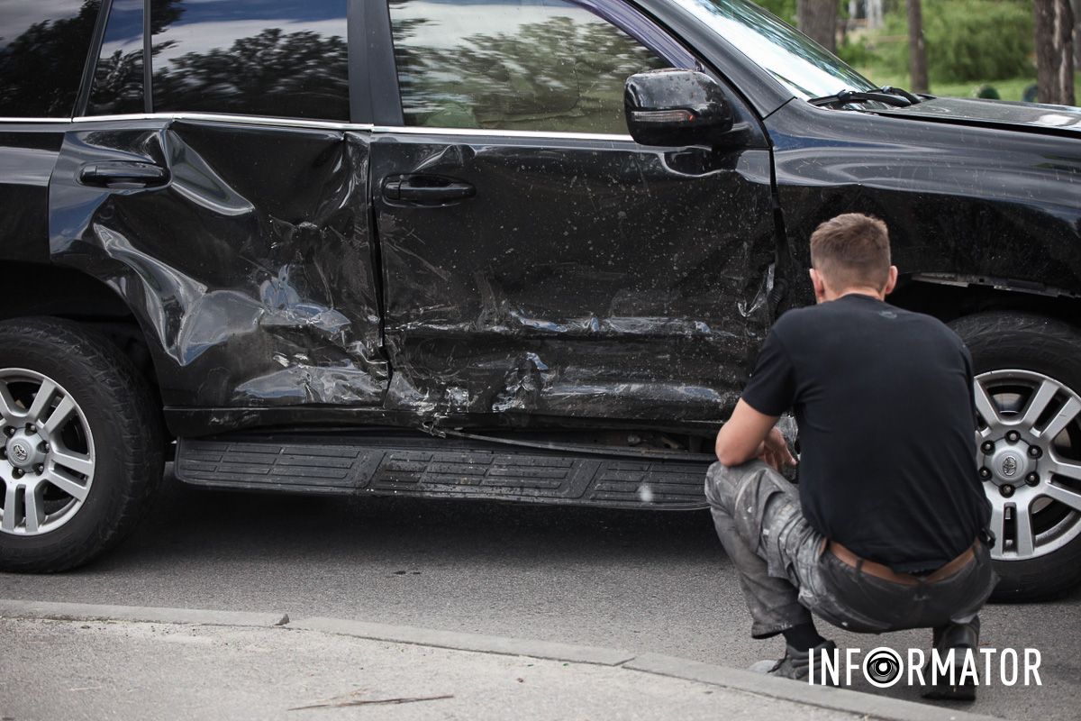 У Дніпрі на Набережній Заводській зіткнулись Hyundai та Toyota Land Cruiser 9