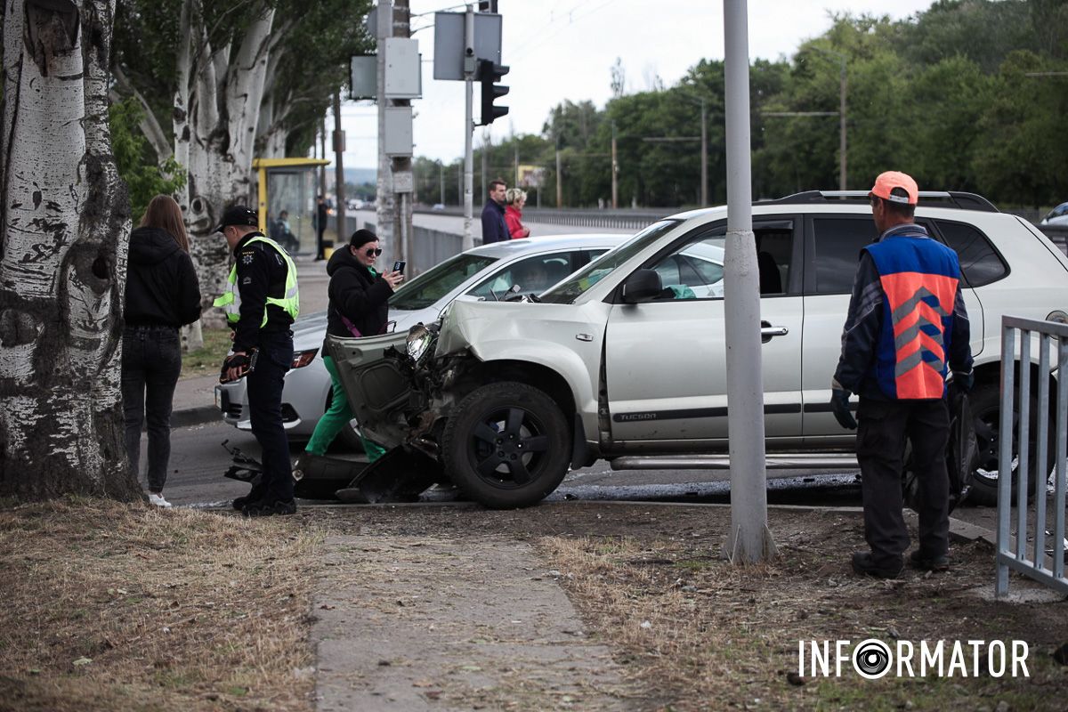 У Дніпрі на Набережній Заводській зіткнулись Hyundai та Toyota Land Cruiser 7