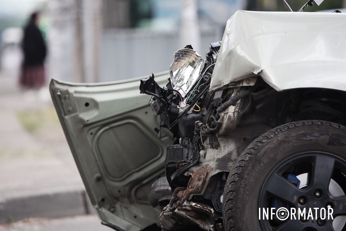 У Дніпрі на Набережній Заводській зіткнулись Hyundai та Toyota Land Cruiser 15