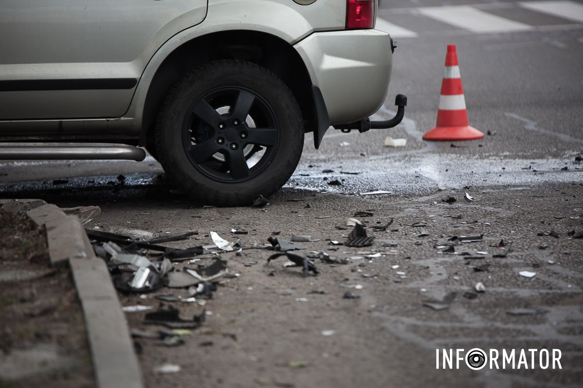 У Дніпрі на Набережній Заводській зіткнулись Hyundai та Toyota Land Cruiser 11