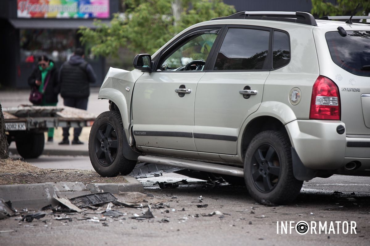 У Дніпрі на Набережній Заводській зіткнулись Hyundai та Toyota Land Cruiser 8