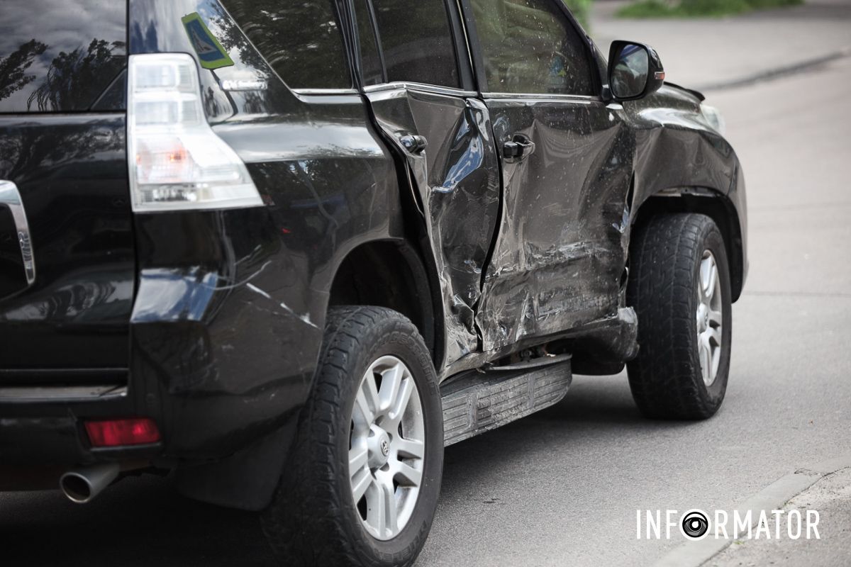 У Дніпрі на Набережній Заводській зіткнулись Hyundai та Toyota Land Cruiser 2