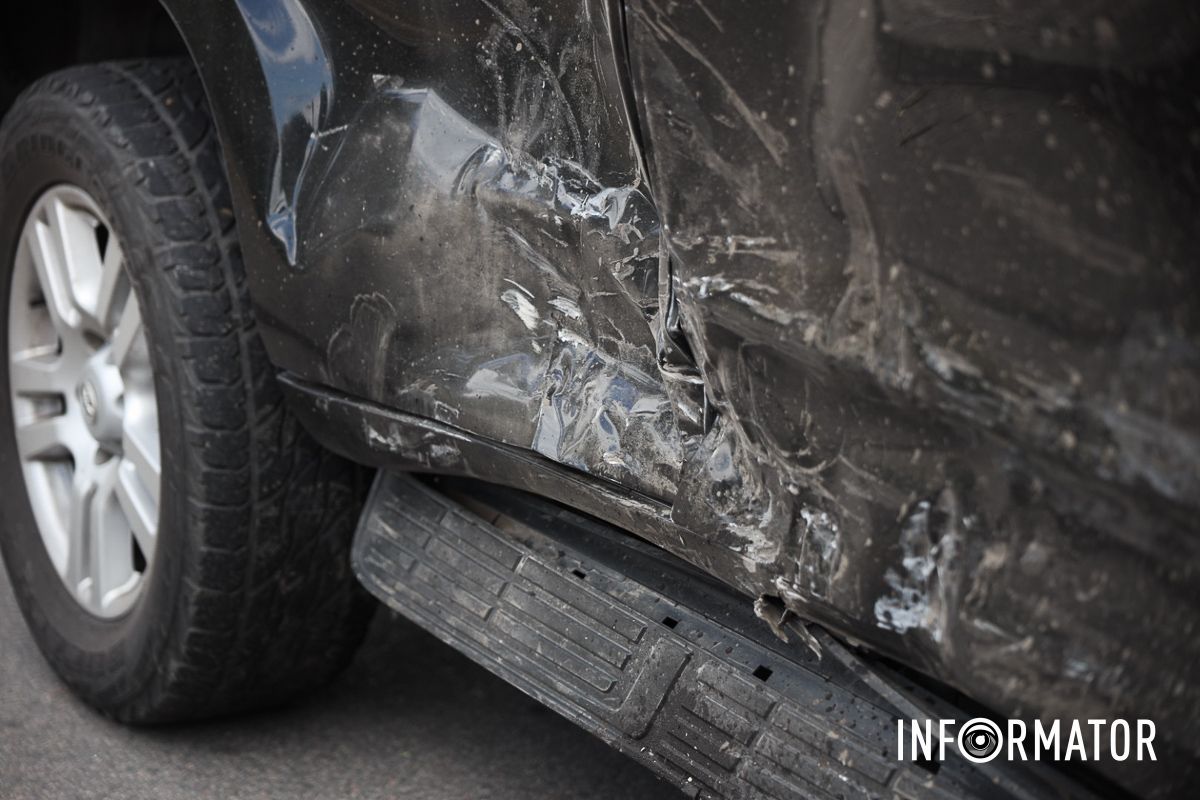 У Дніпрі на Набережній Заводській зіткнулись Hyundai та Toyota Land Cruiser 6