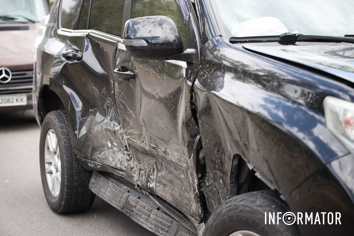 У Дніпрі на Набережній Заводській зіткнулись Hyundai та Toyota Land Cruiser 12