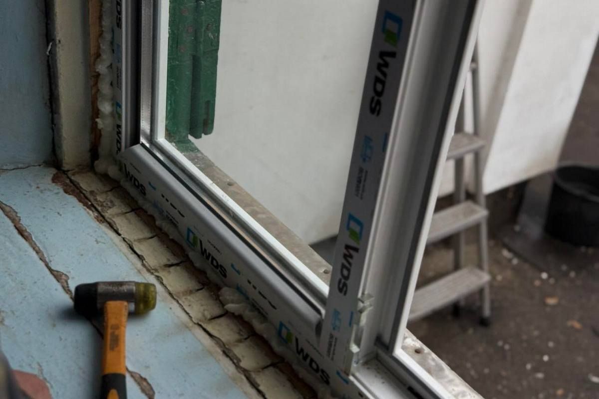 Команда нардепа Кисилевского помогает заменять окна Реалии войны: команда нардепа Кисилевского помогает заменять окна после «прилетов» на левом берегу Днепра.