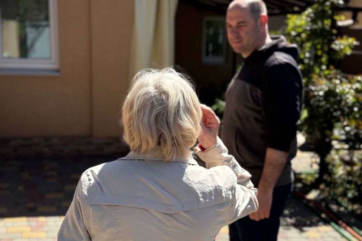 Все – по отработанному алгоритму Реалии войны: команда нардепа Кисилевского помогает заменять окна после «прилетов» на левом берегу Днепра.