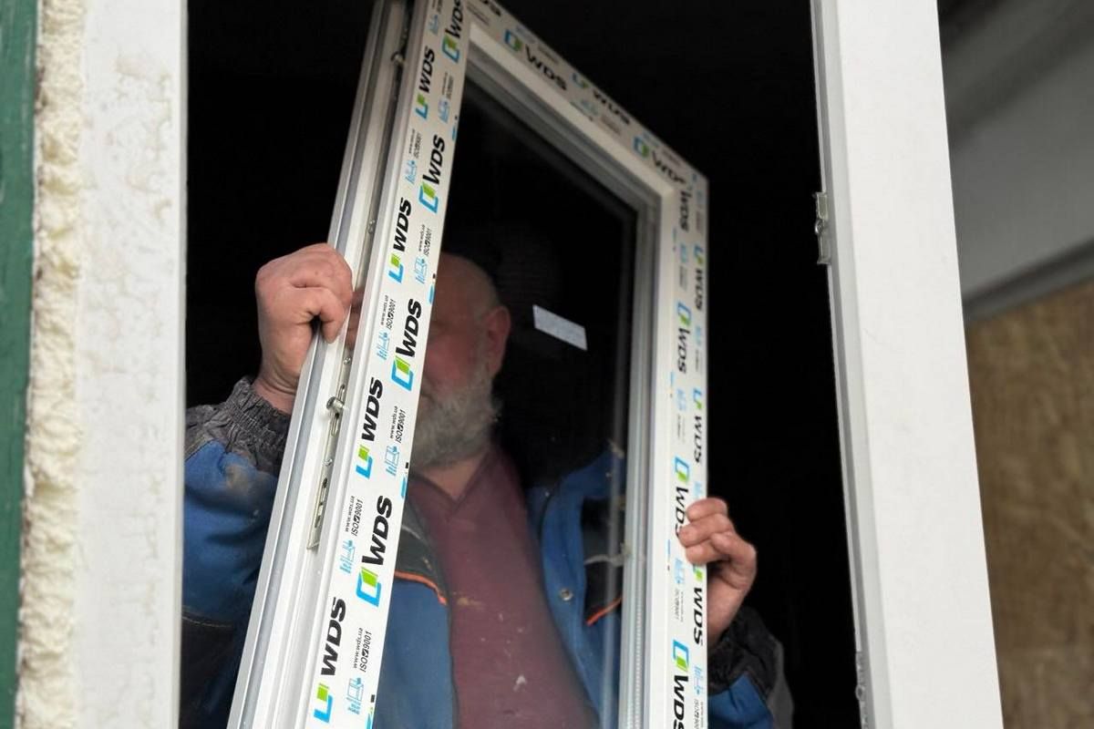 Замена окон после "прилетов" Реалии войны: команда нардепа Кисилевского помогает заменять окна после «прилетов» на левом берегу Днепра.