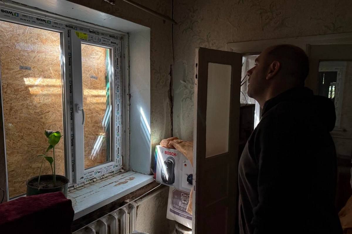 "Государство народным депутатам на эту работу финансирование не предоставляет", – Кисилевский Реалии войны: команда нардепа Кисилевского помогает заменять окна после «прилетов» на левом берегу Днепра.